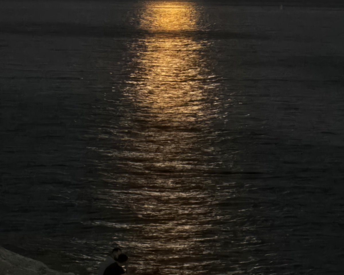SylvanaPilidou's tweet photo. The different shades of #moonlight tonight within 25 minutes 🌑✨️✨️✨️ https://t.co/qSAWpYgyPN