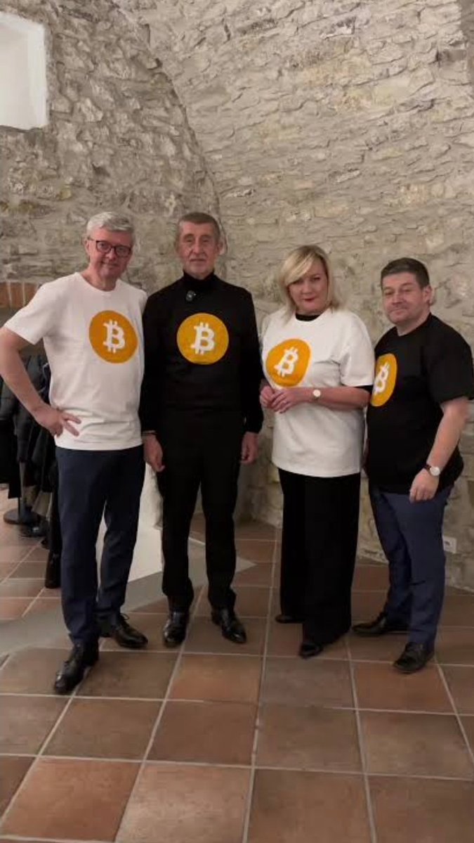 RadekMller5's tweet photo. @CervenaKocka @Vaclav__Dvorak Co člen, to ekonom ... 😏 https://t.co/PcQF8xKnsn