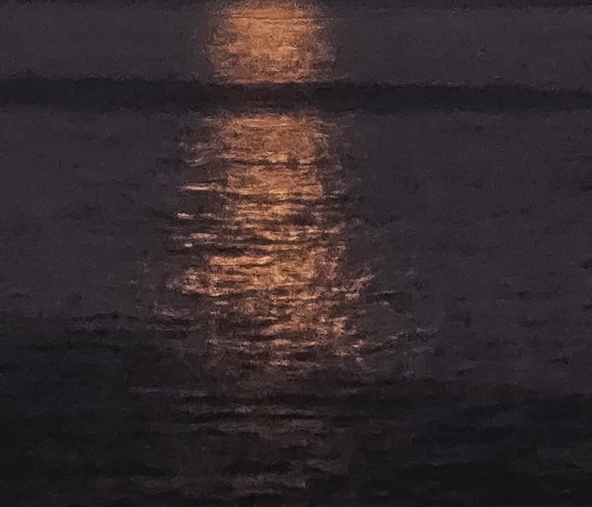 SylvanaPilidou's tweet photo. The different shades of #moonlight tonight within 25 minutes 🌑✨️✨️✨️ https://t.co/qSAWpYgyPN