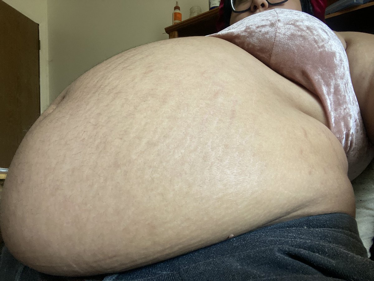 Balloonfat5's tweet photo. 1.5L cake shake in me so far.... time for lunch then more shake. I used like a whole pint of heavy cream in this shake it's so heavy #fat #fatbelly #preg #pregnant #bigbelly #inflated #bellyinflation #stretchmarks https://t.co/jO3Y9Q9kCG