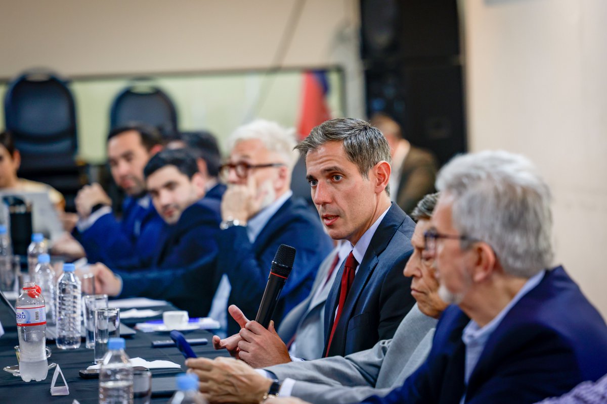 MIC_PY's tweet photo. 3.ª Reunión del Consejo Empresarial del #MIC 🤝🇵🇾
El Ministerio de Industria y Comercio (MIC) llevó adelante la tercera reunión del Consejo Empresarial, con amplia participación del sector privado, para avanzar en una agenda conjunta orientada al fortalecimiento de la industria nacional.
Durante el encuentro se analizaron temas estratégicos como logística, infraestructura y los avances de la Revolución Industrial impulsada por el MIC.
Asimismo, participó el director nacional de Ingresos Tributarios, Óscar Orué, quien presentó aspectos del sistema tributario paraguayo y abordó cuestiones relacionadas con la normativa tributaria aplicable a las reservas facultativas.
El Consejo Empresarial constituye un espacio de diálogo y trabajo conjunto entre el sector público y privado, que busca institucionalizar una agenda de desarrollo industrial con visión de largo plazo, generando condiciones favorables para la inversión, la producción y el crecimiento económico del Paraguay.