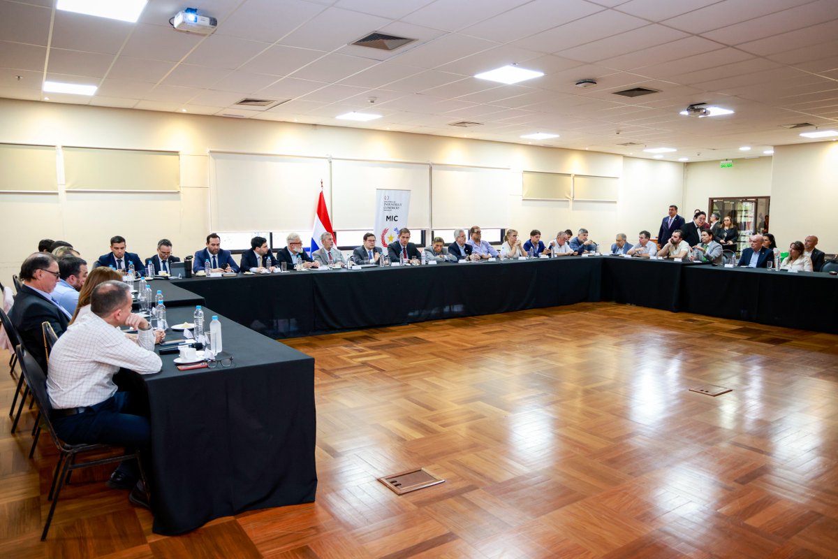 MIC_PY's tweet photo. 3.ª Reunión del Consejo Empresarial del #MIC 🤝🇵🇾
El Ministerio de Industria y Comercio (MIC) llevó adelante la tercera reunión del Consejo Empresarial, con amplia participación del sector privado, para avanzar en una agenda conjunta orientada al fortalecimiento de la industria nacional.
Durante el encuentro se analizaron temas estratégicos como logística, infraestructura y los avances de la Revolución Industrial impulsada por el MIC.
Asimismo, participó el director nacional de Ingresos Tributarios, Óscar Orué, quien presentó aspectos del sistema tributario paraguayo y abordó cuestiones relacionadas con la normativa tributaria aplicable a las reservas facultativas.
El Consejo Empresarial constituye un espacio de diálogo y trabajo conjunto entre el sector público y privado, que busca institucionalizar una agenda de desarrollo industrial con visión de largo plazo, generando condiciones favorables para la inversión, la producción y el crecimiento económico del Paraguay.