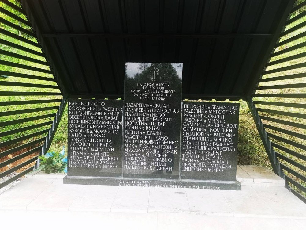 SunshineMGTR's tweet photo. @Marcus_Kikinski @beganovic_k Oni to obilježavaju kao uspješnu vojnu intervenciju, a istina je da su prekršili dogovor o prolasku vojske ka Zlovrhu, napravili zasjedu u klancu i mučki masakrirali 45 ljudi. Ne znam zašto se poslije čude zbog odmazde. https://t.co/S8wupZB6vN