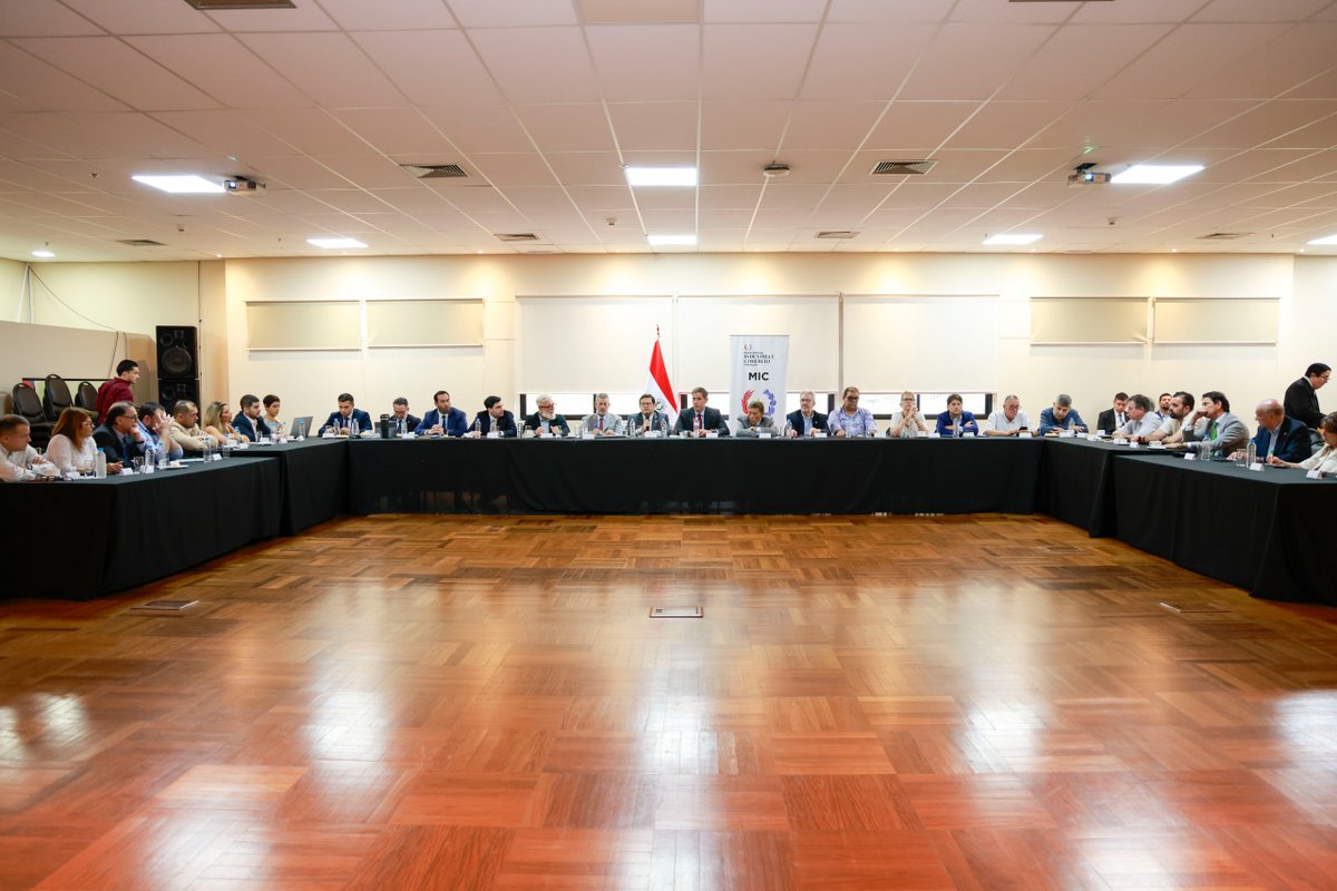 MIC_PY's tweet photo. 3.ª Reunión del Consejo Empresarial del #MIC 🤝🇵🇾
El Ministerio de Industria y Comercio (MIC) llevó adelante la tercera reunión del Consejo Empresarial, con amplia participación del sector privado, para avanzar en una agenda conjunta orientada al fortalecimiento de la industria nacional.
Durante el encuentro se analizaron temas estratégicos como logística, infraestructura y los avances de la Revolución Industrial impulsada por el MIC.
Asimismo, participó el director nacional de Ingresos Tributarios, Óscar Orué, quien presentó aspectos del sistema tributario paraguayo y abordó cuestiones relacionadas con la normativa tributaria aplicable a las reservas facultativas.
El Consejo Empresarial constituye un espacio de diálogo y trabajo conjunto entre el sector público y privado, que busca institucionalizar una agenda de desarrollo industrial con visión de largo plazo, generando condiciones favorables para la inversión, la producción y el crecimiento económico del Paraguay.