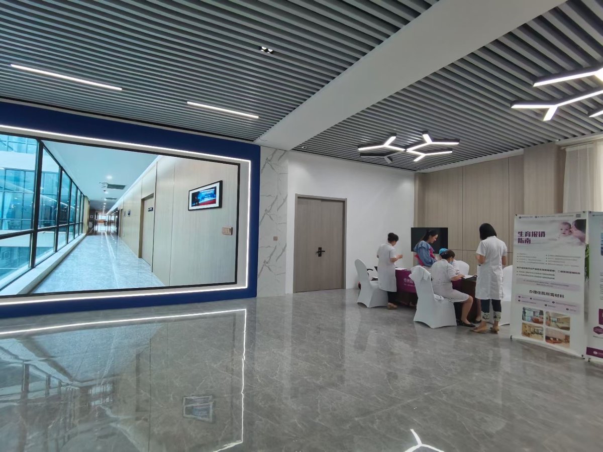 gimbyeo86065643's tweet photo. 开会时同事悄悄递了个纸条，我紧张展开居然是“帮我占奶茶位”，社恐当场破功笑出鹅叫，会议室瞬间安静，连老板都扭头看过来了，社死又想笑谁懂啊 https://t.co/SSbzjzKOm5