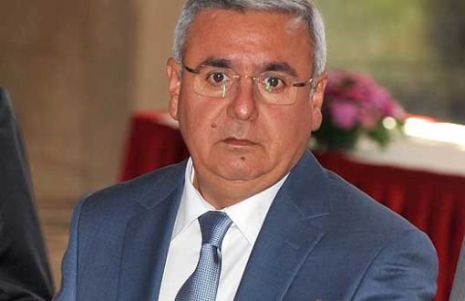 ErkanTrukten's tweet photo. Mehmet Metiner:
"Reis’imiz sürece son noktayı cesaretle koydu.

Sürecin kanunu meclise sunuluyor.

Hayırlı olsun." 

Kanun daha Meclis’e gelmeden “hayırlı olsun” demek, milletvekillerinin irade sahibi olmadığının; önlerine konulan metne sadece el kaldıracak noterler hâline getirildiğinin açık ifşasıdır.

Öcalan biliyor, Mehmet Metiner biliyor; millet bilmiyor, Meclis ise karar verilmiş oyunun dekoru...