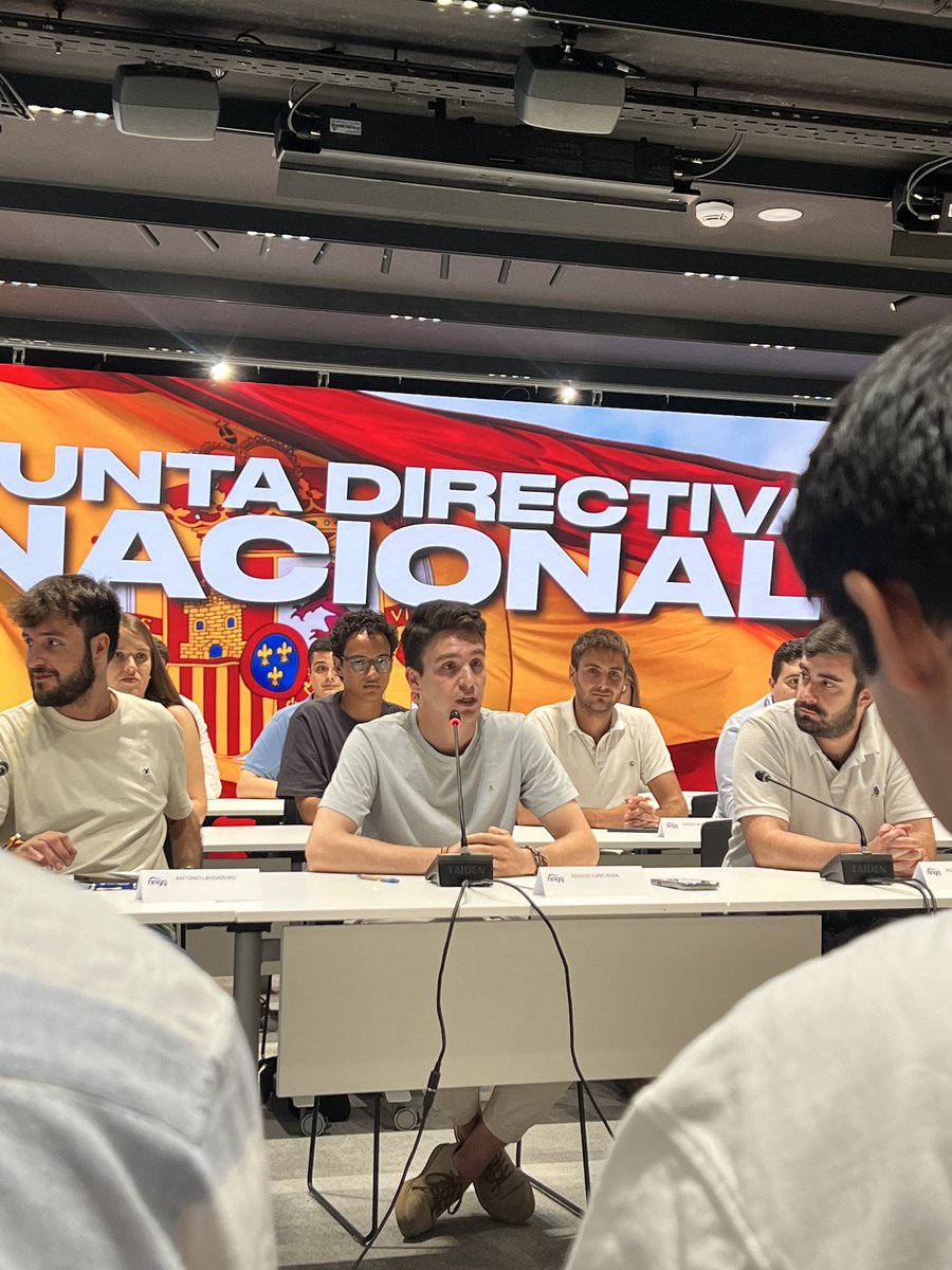 nngg_vlc's tweet photo. En la primera Junta directiva nacional del presidente @Idancausa, @NNGG_CV ha estado muy bien representada.

Damos la enhorabuena a @PMedinaHuerta @emicamarasa e @inesgb02 de @popularesVLC, las cuales se incorporan al Comité Ejecutivo Nacional

El mejor equipo para GANAR! https://t.co/YHQfMvnHN7