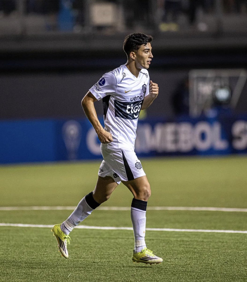 HinchaFranjeado's tweet photo. Rubén Lezcano vuelve al once titular de Olimpia para enfrentar esta tarde a Nacional. El volante creativo regresa para aportar claridad, desequilibrio y generación de juego en los últimos metros, un regreso que puede potenciar el funcionamiento ofensivo del Decano. https://t.co/iwqxbdYdQs