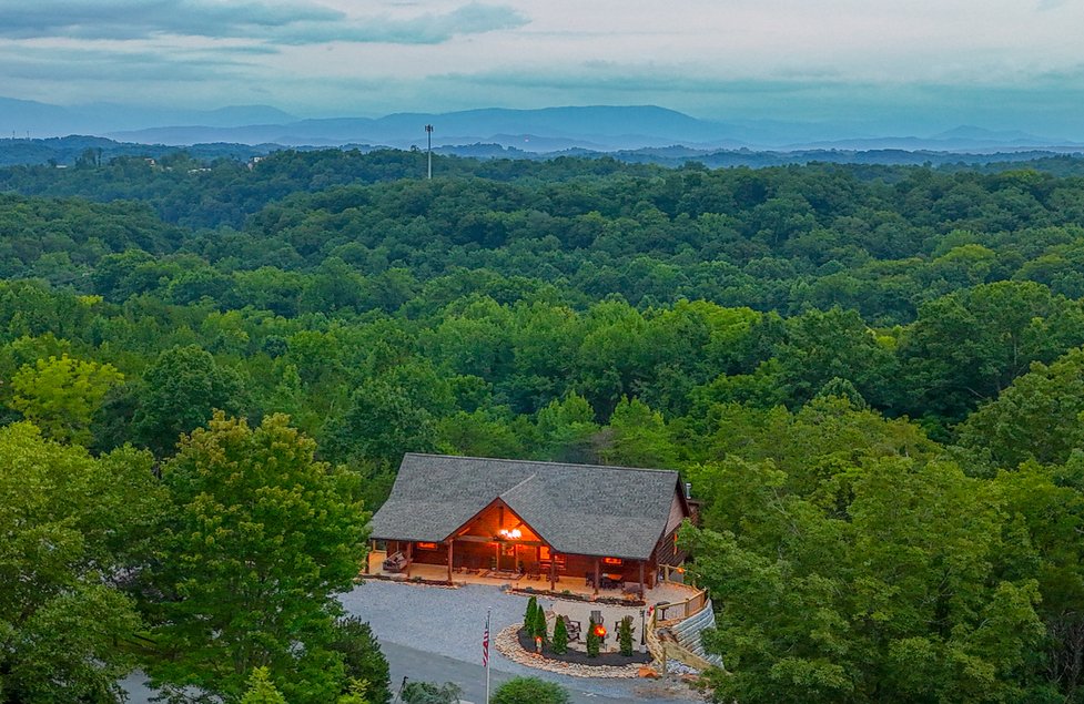 OakHavenResort's tweet photo. Cabin 132 "Early Morning View" Whether you’re looking to completely unwind or kick back with a little friendly competition, this custom 2-bedroom, 2.5-bath mountain sanctuary was built for the ultimate retreat. 
1-800-652-2611
https://t.co/KOYnaY3IEh https://t.co/Vort7rphwm