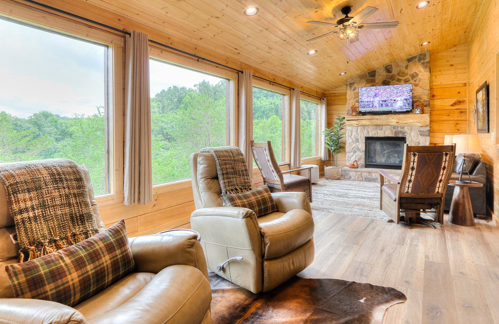 OakHavenResort's tweet photo. Cabin 132 "Early Morning View" Whether you’re looking to completely unwind or kick back with a little friendly competition, this custom 2-bedroom, 2.5-bath mountain sanctuary was built for the ultimate retreat. 
1-800-652-2611
https://t.co/KOYnaY3IEh https://t.co/Vort7rphwm
