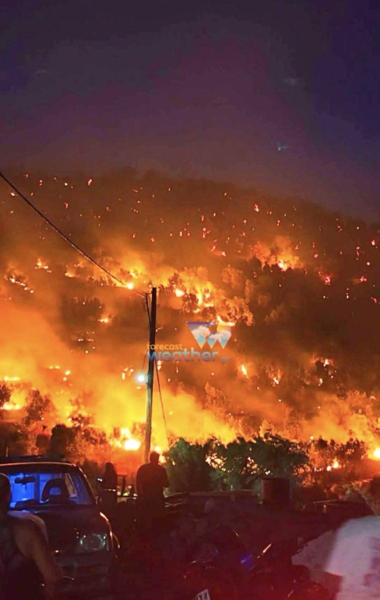 ForecastGreece's tweet photo. 🔥 Δύσκολη είναι η κατάσταση και η κατάσβεση της πυρκαγιάς στο Πλωμάρι στη Λέσβο
Φώτο : Γιώργος Γίαννης
#plomari #fire #lesvos https://t.co/wng078mVKD
