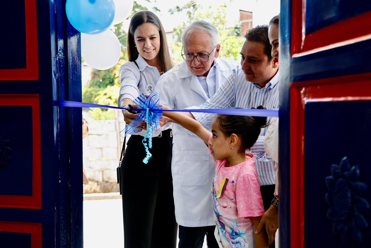 MinSaludCol's tweet photo. El  #MinSalud @GA_Jaramillo visitó el municipio de Salento, Quindio.  Durante su visita hizo entrega de las obras de adecuación menor de la ESE Hospital San Vicente de Paúl. Una inversión de más de $649 millones para mejorar la infraestructura y fortalecer la capacidad de atención del centro asistencial del municipio.

El recorrido permitió conocer de primera mano las instalaciones con las que contará la ESE y el impacto que tendrán en la prestación de los servicios de salud para los habitantes del municipio.

Con esto el Gobierno nacional demuestra la importancia de impulsar el fortalecimiento de la infraestructura hospitalaria como una apuesta para mejorar el acceso y la calidad de los servicios de salud en el Quindío.

#ConDignidadCumplimos