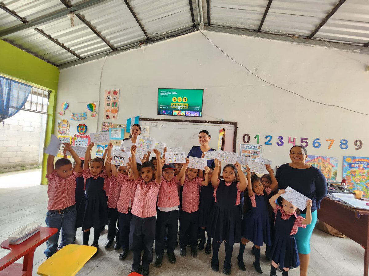DSP_HN's tweet photo. La Clínica Policial de la UDEP-8 Talanga impartió charla educativa "Comer sano nos hace crecer fuertes", dirigida a los niños del Kinder Bertha Silva.

A través de actividades dinámicas enseñamos a los más pequeños la importancia de la nutrición para un crecimiento sano. https://t.co/k5mRu1QTsj
