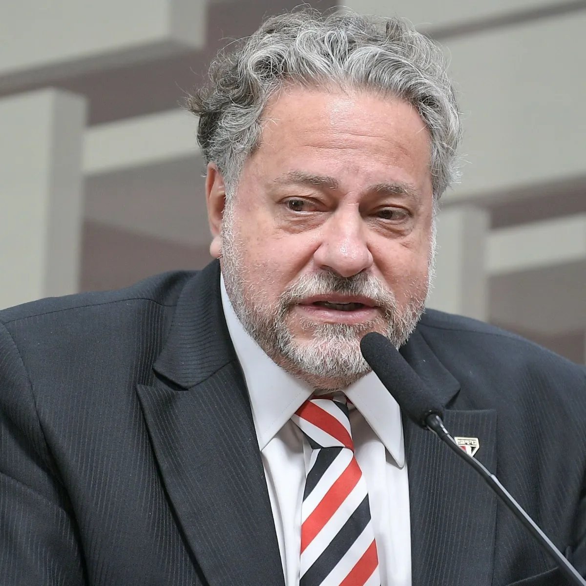 OGabrielSa's tweet photo. Julio Casares FUGIU de uma eventual votação para ser expulso do São Paulo. Conforme relatou @valentinfurlan_ há pouco, o ex-presidente acaba de renunciar ao cargo que tinha no Conselho Deliberativo e pediu para sair do clube. Seu julgamento na Comissão de Ética seria amanhã (quinta-feira).