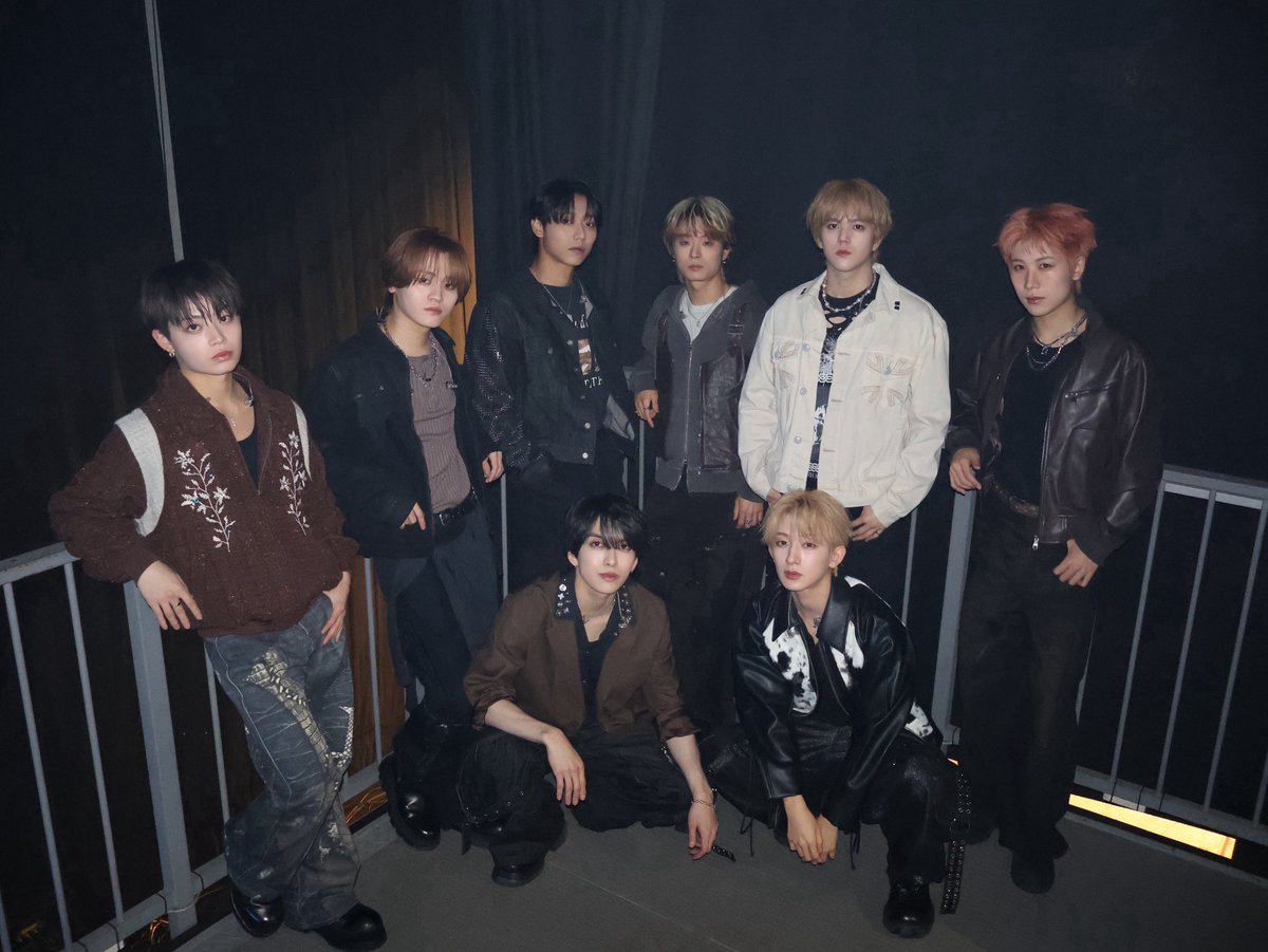 mz_kairyu00's tweet photo. ミニライブの集合写真ほんとに怖くて最高 https://t.co/5nIliQokyC