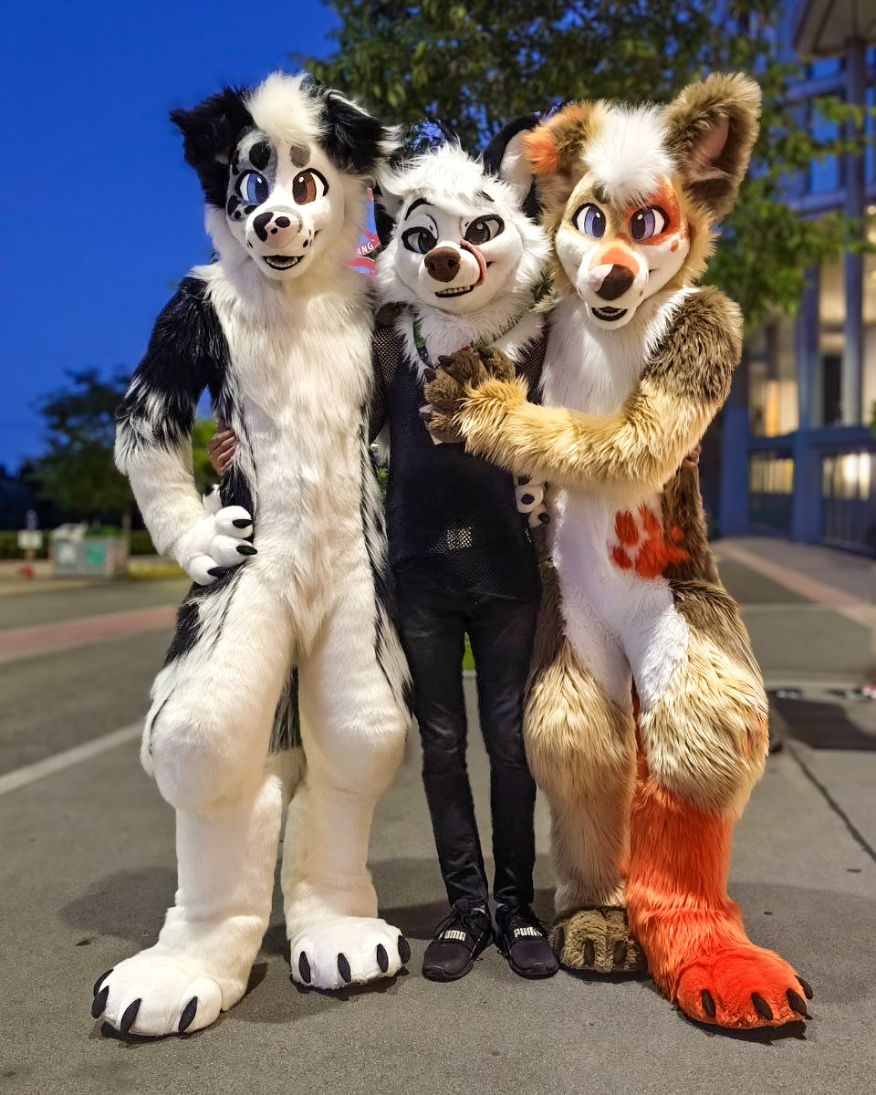 BaddydaWuff's tweet photo. Back from #Awoostria and Woow - What an amazing experience it has been! 😋 Thanks to everyone I got a chance to meet and chat with, my heart goes to every single one of you! 🥰

... Need to try smaller cons in the future! Getting a bit too lazy for the ones with thousands of zig-zagging critters 😅