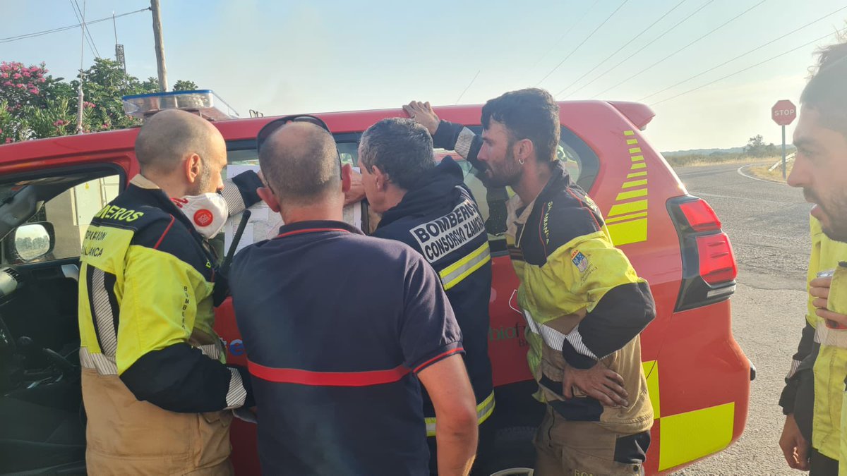 dipuzamora's tweet photo. Los bomberos del Consorcio Provincial continúan luchando contra el incendio de Sayago 

#IFFermoselle https://t.co/REoFVXQ8Y3