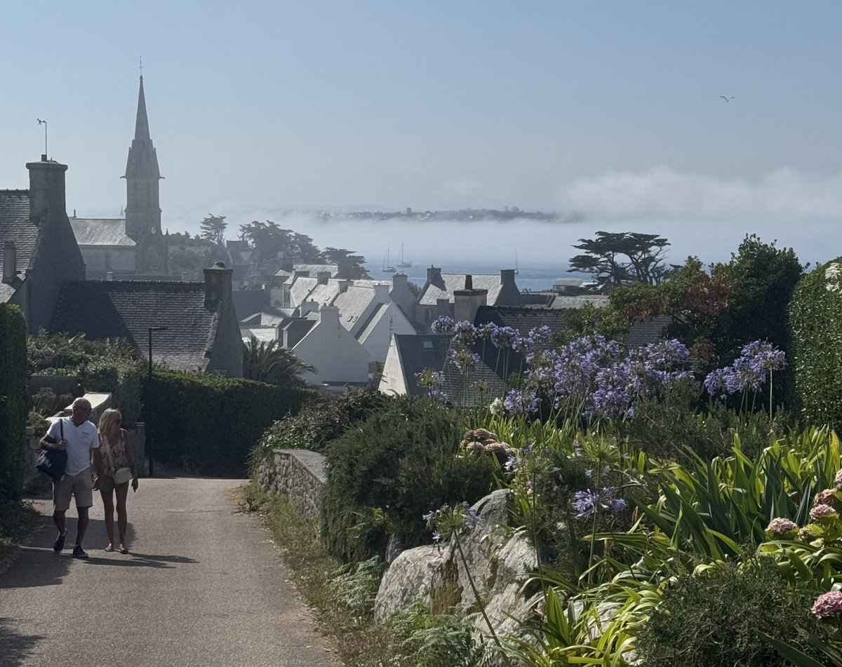 PascalBoniface's tweet photo. De la brume matinale au coucher de soleil île de Batz https://t.co/6g4G0lEgkQ