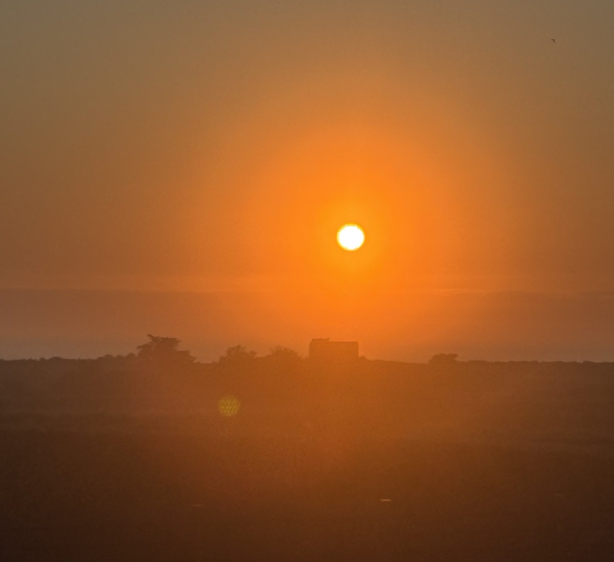 PascalBoniface's tweet photo. De la brume matinale au coucher de soleil île de Batz https://t.co/6g4G0lEgkQ