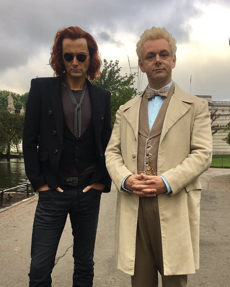 PrimeVideoLat's tweet photo. Mis dos personalidades esperando que tome una decisión 🤭  #GoodOmens 😇😈 https://t.co/7oVO65qgYy