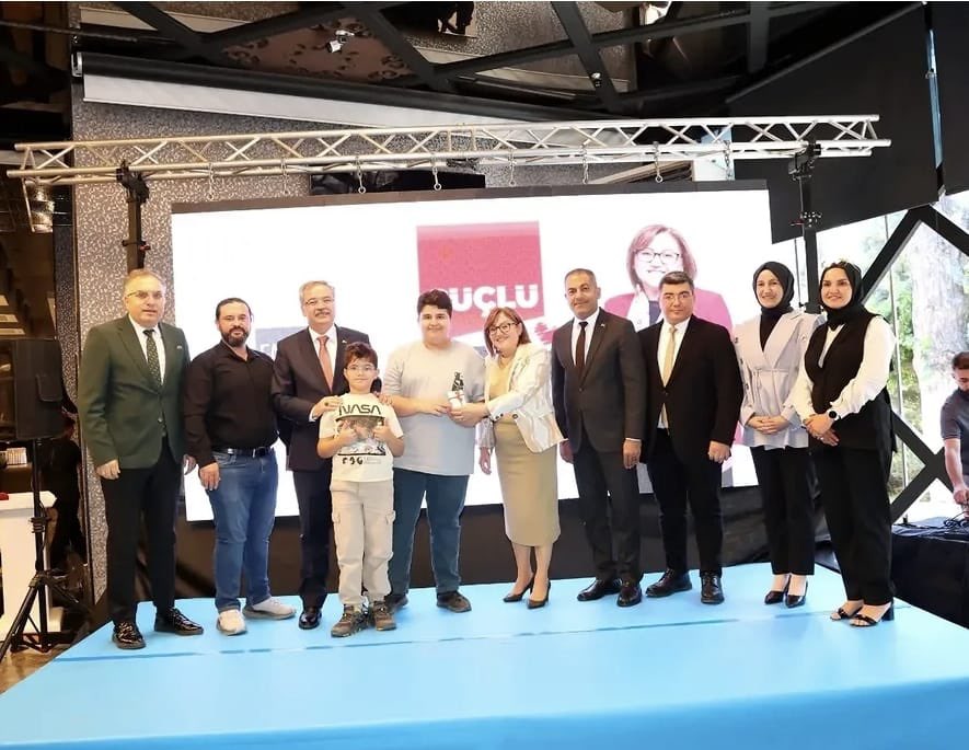 erdemligelecek's tweet photo. ERDEM KOLEJİ TÜRKİYE ŞAMPİYONLARI SAHNEDE

LGS’de Türkiye Şampiyonu olarak büyük bir gurur yaşatan öğrencilerimiz, Gaziantep Valimiz Sayın Kemal Çeber, Gaziantep Büyükşehir Belediye Başkanımız Sayın Fatma Şahin ve Gaziantep İl Millî Eğitim Müdürümüz Dr. Önder Arpacı’nın katılımıyla düzenlenen “Şampiyon Genç Şahinler” programında onurlandırıldı.

Başarılarıyla ilham veren Türkiye Şampiyonlarımızı yürekten kutluyor, emek veren öğrencilerimize, ailelerine ve öğretmenlerimize teşekkür ediyoruz.

Erdem Koleji olarak Türkiye Şampiyonları yetiştirmenin gururunu yaşamaya devam ediyoruz. 🏅🇹🇷

@OrfiSONMEZ 

@tcmeb @Yusuf__Tekin @gantepvaliligi @kemalcebervali @GaziantepBeld @FatmaSahin @Dr_Onderarpaci