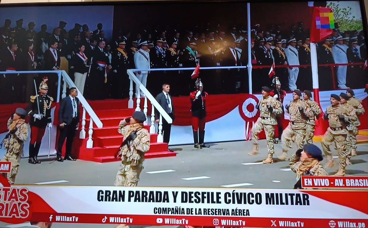 Milaka13's tweet photo. Desde el año pasado veo el desfile en @willaxtv y con la conducción de Gonzalo Iwasaki muy bueno como lo narra y explica,y aprendes de paso. Leo que Federico Salazar lo hace pésimo,por eso aconsejo mirarlo en Willax. https://t.co/TwsBQapRsj