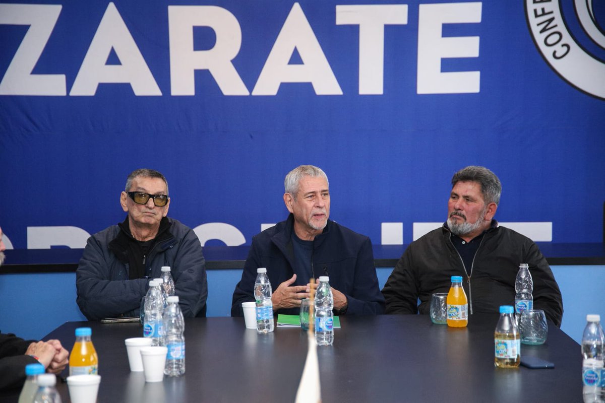 jorgeferraresi's tweet photo. ESCUCHAR PARA CONSTRUIR FUTURO

En Zárate nos reunimos con dirigentes gremiales y políticos de la región. Participaron compañeras y compañeros de Baradero, San Andrés de Giles, San Nicolás, San Pedro, Sarmiento, Rojas, Arrecifes, Colón y Salto. Gracias por recibirnos en su casa a las autoridades de la UOCRA Zárate, de la CGT regional, la UOM, el Frente Grande y Cerveceros.

Estamos construyendo para un Estado eficaz que garantice políticas universales. El peronismo es generar oportunidades y para salir adelante es imprescindible un proyecto nacional que acompañe a la provincia y a los municipios. Con @kicillofok tenemos esperanza. 

Es fundamental conocer cada territorio, construir mayorías y seguir organizándonos para defender el futuro de los bonaerenses.