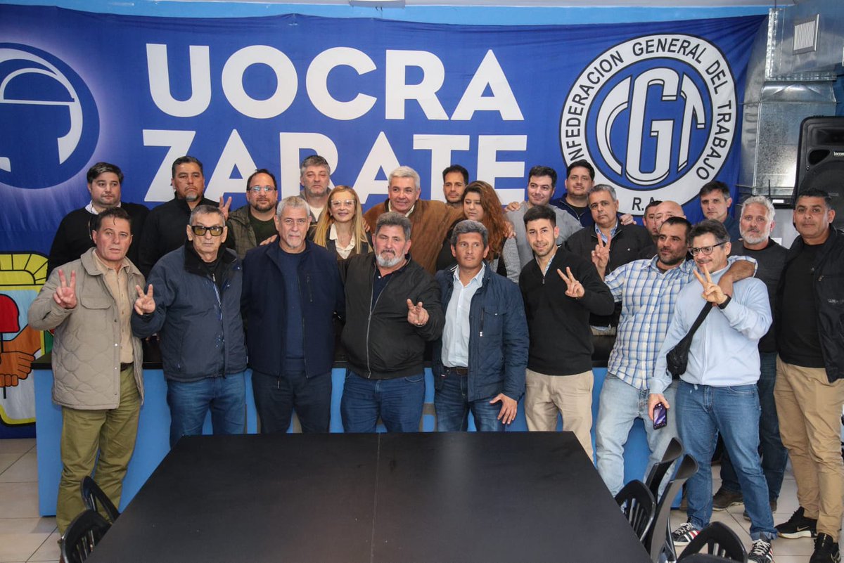 jorgeferraresi's tweet photo. ESCUCHAR PARA CONSTRUIR FUTURO

En Zárate nos reunimos con dirigentes gremiales y políticos de la región. Participaron compañeras y compañeros de Baradero, San Andrés de Giles, San Nicolás, San Pedro, Sarmiento, Rojas, Arrecifes, Colón y Salto. Gracias por recibirnos en su casa a las autoridades de la UOCRA Zárate, de la CGT regional, la UOM, el Frente Grande y Cerveceros.

Estamos construyendo para un Estado eficaz que garantice políticas universales. El peronismo es generar oportunidades y para salir adelante es imprescindible un proyecto nacional que acompañe a la provincia y a los municipios. Con @kicillofok tenemos esperanza. 

Es fundamental conocer cada territorio, construir mayorías y seguir organizándonos para defender el futuro de los bonaerenses.