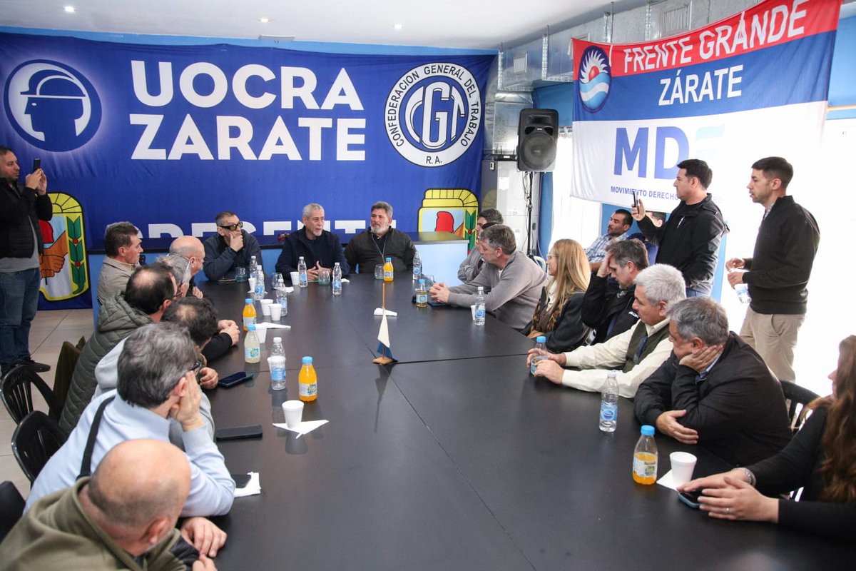 jorgeferraresi's tweet photo. ESCUCHAR PARA CONSTRUIR FUTURO

En Zárate nos reunimos con dirigentes gremiales y políticos de la región. Participaron compañeras y compañeros de Baradero, San Andrés de Giles, San Nicolás, San Pedro, Sarmiento, Rojas, Arrecifes, Colón y Salto. Gracias por recibirnos en su casa a las autoridades de la UOCRA Zárate, de la CGT regional, la UOM, el Frente Grande y Cerveceros.

Estamos construyendo para un Estado eficaz que garantice políticas universales. El peronismo es generar oportunidades y para salir adelante es imprescindible un proyecto nacional que acompañe a la provincia y a los municipios. Con @kicillofok tenemos esperanza. 

Es fundamental conocer cada territorio, construir mayorías y seguir organizándonos para defender el futuro de los bonaerenses.