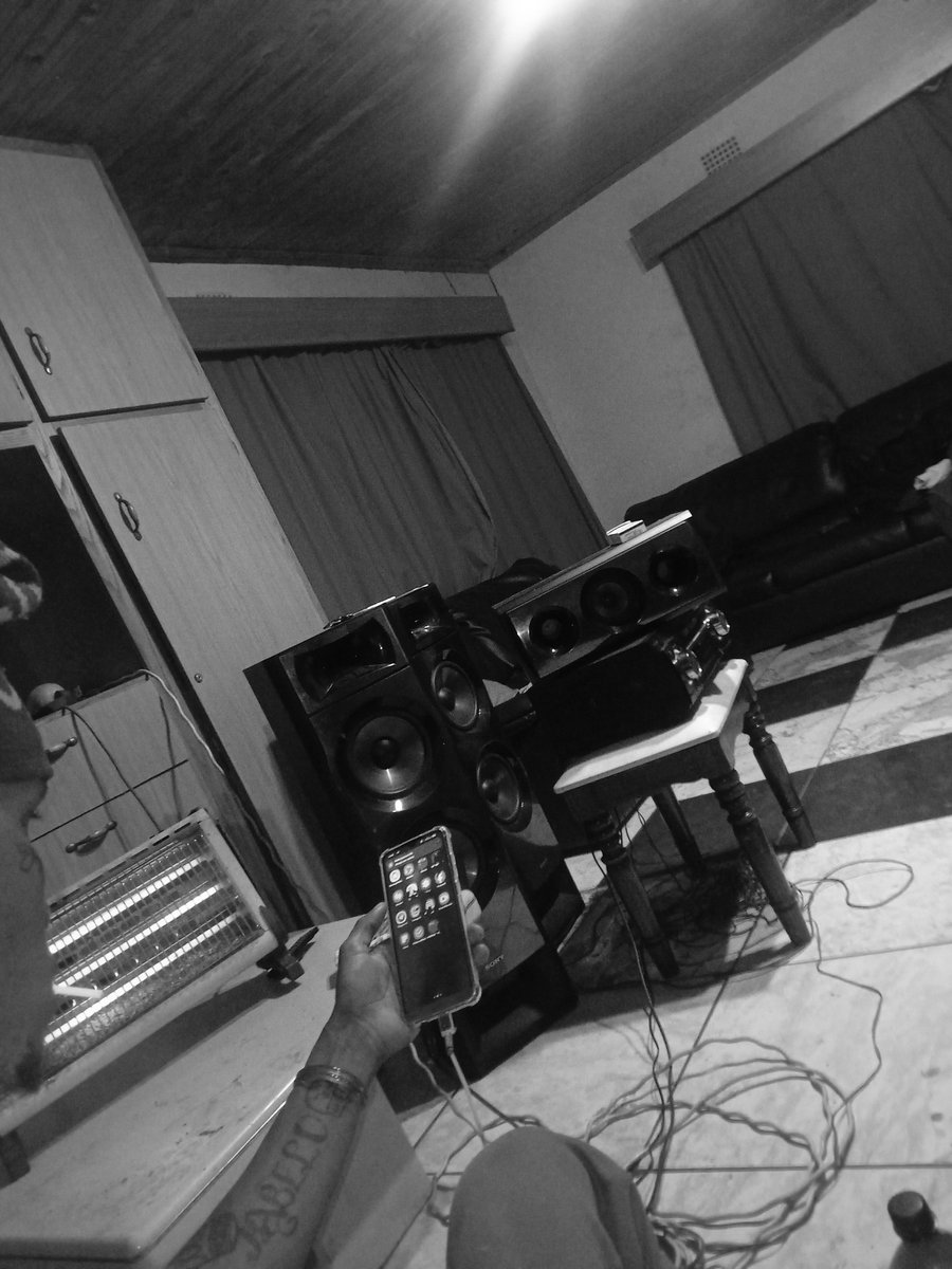 friigo_hits's tweet photo. STUDIO SESSION 🚨🔐
#Experimental #HIPHOPCRAVE #OlympiacosBC #teenagee https://t.co/LX8FEo4EaU