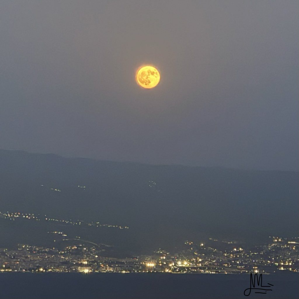 giomus28's tweet photo. La luna sopra lo stretto
.
#luna #moon #messina #strettodimessina #mare https://t.co/OHSnRpxOVC