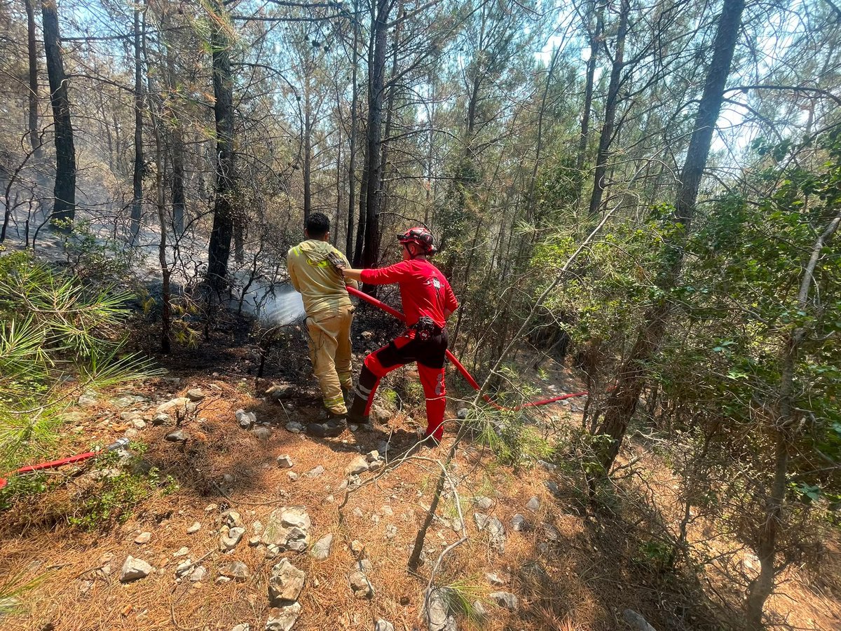 Sarkurtarma's tweet photo. SAR Antalya Temsilciliği; Kaş ve Kumluca’da meydana gelen orman yangınlarında söndürme ve soğutma çalışmalarını tamamlayarak operasyonunu sonlandırmış,olası yeni görevlendirmeler için nöbet sistemine geçmiştir.
#OrmanYangını #antalya #kumluca #kaş #yangın https://t.co/2XtLtN7lRO
