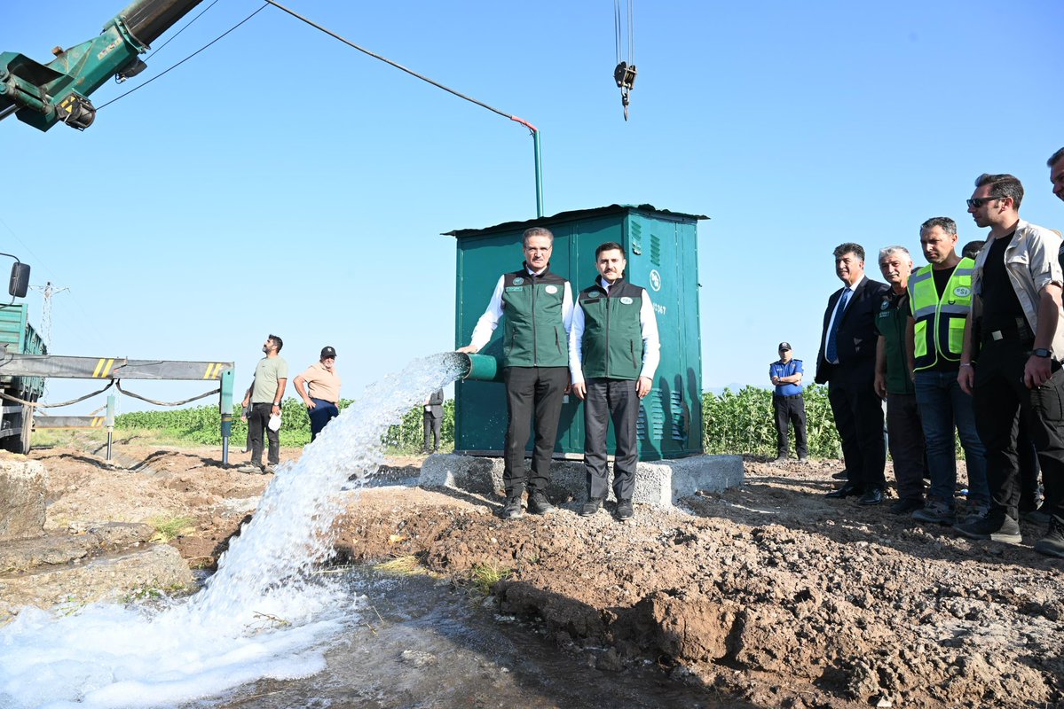 pasinlerkym's tweet photo. Valimiz Sn. Aydın BARUŞ, Kaymakamımız Sn. Rahmi BULUT, Pasinler Belediye Başkanı Sn. Ünsal SERTOĞLU ve AK Parti Pasinler İlçe Başkanı Sn. Gökhan KANAL, Pasinler ilçesinde Çögender ve Ağcalar Sondaj mevkilerinde yürütülen çalışmaları yerinde inceleyerek, DSİ Bölge Müdürü Oğuzhan YAVUZ’dan çalışmaların son durumu hakkında bilgi aldı.

İncelemelerin ardından açıklamalarda bulunan Valimiz Sn. Aydın BARUŞ, Pasinler Ovası’nın yaklaşık 300 bin dekarlık tarım arazisiyle Erzurum’un en verimli üretim alanlarından biri olduğunu belirterek, buğday, ayçiçeği ve şeker pancarında elde edilen yüksek verimin sürdürülebilirliği açısından sulama yatırımlarının büyük önem taşıdığını ifade etti.

Bölgede yaklaşık 50-60 yıldır kullanılan sondaj kuyularının zamanla verimini kaybettiğini belirten Valimiz Sn. Aydın BARUŞ, DSİ tarafından yürütülen yenileme çalışmaları kapsamında incelemelerde bulundukları kuyuda yaklaşık 230 metreye kadar iyileştirme yapıldığını, saniyede 60-70 litre su elde edildiğini ve bunun da yaklaşık 1.000-1.500 dekar tarım arazisinin sulanmasına imkân sağlayacağını söyledi.

Valimiz Sn. Aydın BARUŞ, bu yıl 3 sondaj kuyusunda yenileme çalışmalarının tamamlandığını, 4. ve 5. kuyulardaki çalışmaların ise devam edeceğini belirterek, bu yatırımlarla sulama yapan çiftçilerin su sıkıntısı yaşamayacağını ve kooperatiflerin daha etkin hizmet sunacağını ifade etti.

Valimiz Sn. Aydın BARUŞ ve Kaymakamımız Sn. Rahmi BULUT, sondaj kuyularının uzun yıllardır bölgedeki tarımsal üretime önemli katkı sağladığını vurgulayarak, DSİ Bölge Müdürlüğü tarafından yürütülen iyileştirme çalışmalarının önümüzdeki yıllarda da devam edeceğini, bu yatırımların hem tarımsal üretimin hem de Pasinler’in ekonomik ve sosyal kalkınmasının güçlenmesine önemli katkılar sunacağını kaydetti.