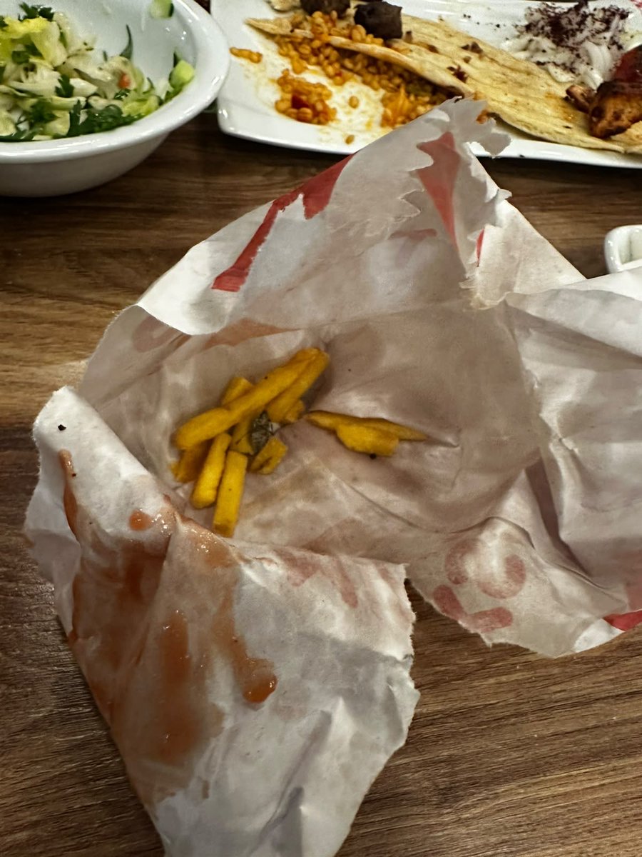 xssreengin's tweet photo. Bugün saat 21:47 de mixos dönerden çocuklar için patates kızartması söyledik patatesle birlikte kızarmış böcekte göndermişler işletmeyi arıyoruz istediğiniz yere şikayet edebilirsiniz diyorlar insanların sağlığını tehlikeye atıyorlar lütfen bu firmadan yemek yemeyin!!!!!
#mixsos https://t.co/61M2XrtLc8