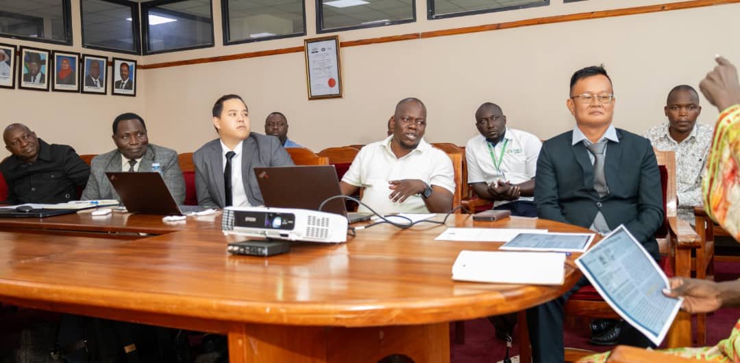 RebeccaKadagaUG's tweet photo. New prospects for  wealth creation in Busoga, today I received a presentation from Mr Chin the proprietor of the Palm oil estates of Kyotera, Kalangala, Buvuma, Namayingo,  Bugiri and Mayuge.
 Have agreed to expand production to 10.000 hectares,  it would wean the farmers from relying solely on Cane growing. 
The expansion shall be funded by IFAD. 
@KagutaMuseveni @NRMOnline @BusogaTourism