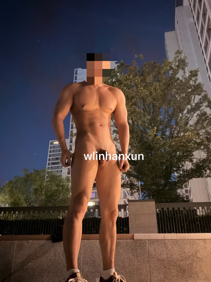 WlinhanXun's tweet photo. 发现一条有路灯的小路，拍完看见远处路口的外卖小哥被吓得转身就跑😂 #天体 #野裸 https://t.co/TsLI2nWvwK