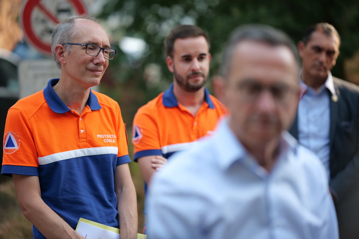 BrunoRetailleau's tweet photo. Face aux incendies, un immense élan de solidarité se lève partout dans les territoires touchés.

À l’invitation aujourd’hui du président de la Protection Civile, je veux saluer tous ceux qui viennent en aide aux populations sinistrées : bénévoles, associations, élus locaux, agriculteurs, commerçants et simples habitants.

Dans l’épreuve, ils démontrent une nouvelle fois que la solidarité n’est pas un slogan, mais une force profondément française.