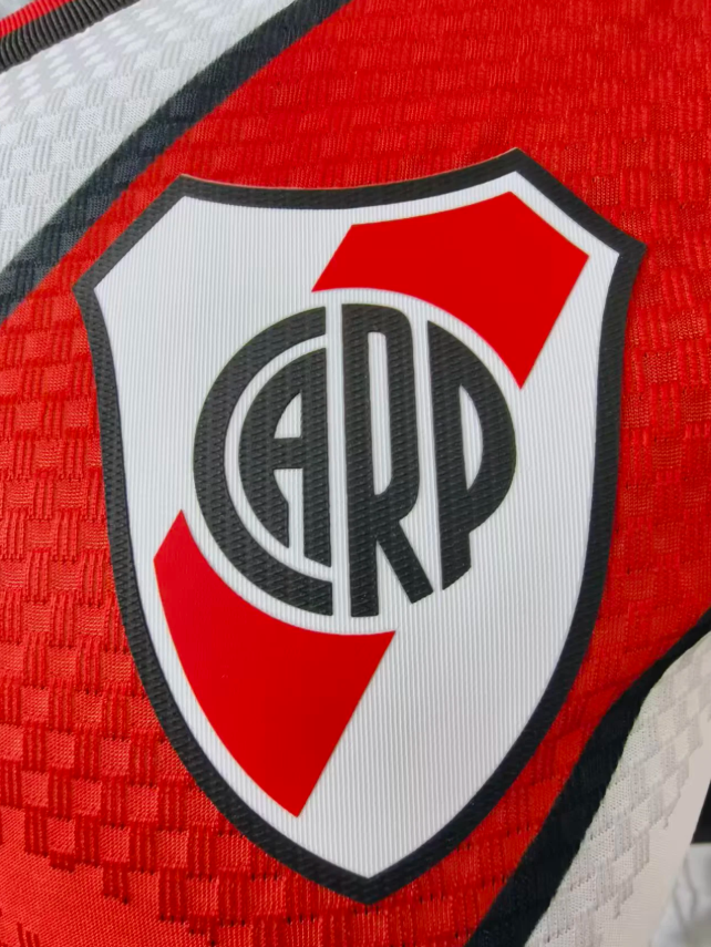 chiki_rp's tweet photo. No vi a nadie que lo haya mencionado, pero en la versión jugador de la camiseta nueva cambiaron los materiales del escudo. No se a que se debe pero es un detalle distinto. https://t.co/EEFYtGyOKR