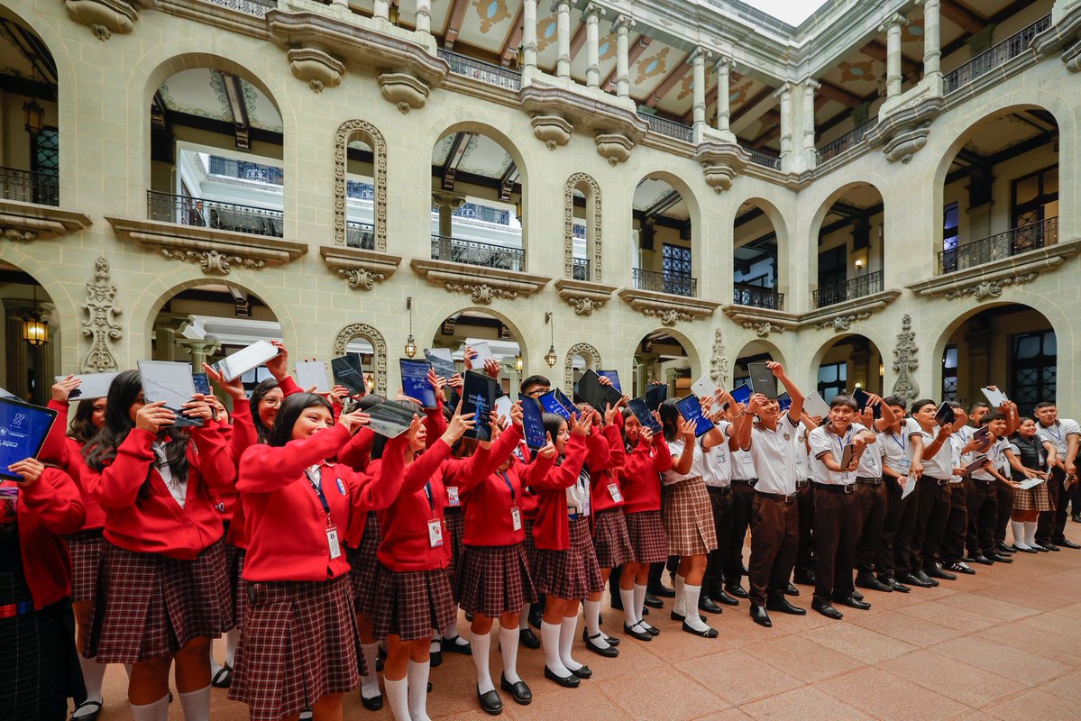 GuatemalaGob's tweet photo. ¡Ciudadanía Digikal no solo llevará tecnología, sino que también transformará la educación pública de nuestro país! 📱🤩

Con la primera etapa de este programa, 52 mil estudiantes del ciclo diversificado contarán con herramientas digitales para aprender, investigar, crear y transformar su futuro, fortaleciendo sus aprendizajes con educación con propósito. 🫱🏼‍🫲🏽
