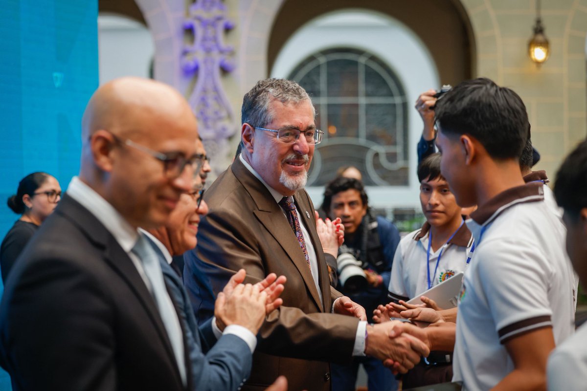 GuatemalaGob's tweet photo. ¡Ciudadanía Digikal no solo llevará tecnología, sino que también transformará la educación pública de nuestro país! 📱🤩

Con la primera etapa de este programa, 52 mil estudiantes del ciclo diversificado contarán con herramientas digitales para aprender, investigar, crear y transformar su futuro, fortaleciendo sus aprendizajes con educación con propósito. 🫱🏼‍🫲🏽