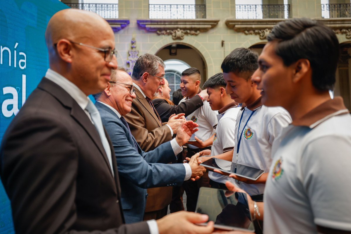 GuatemalaGob's tweet photo. ¡Ciudadanía Digikal no solo llevará tecnología, sino que también transformará la educación pública de nuestro país! 📱🤩

Con la primera etapa de este programa, 52 mil estudiantes del ciclo diversificado contarán con herramientas digitales para aprender, investigar, crear y transformar su futuro, fortaleciendo sus aprendizajes con educación con propósito. 🫱🏼‍🫲🏽