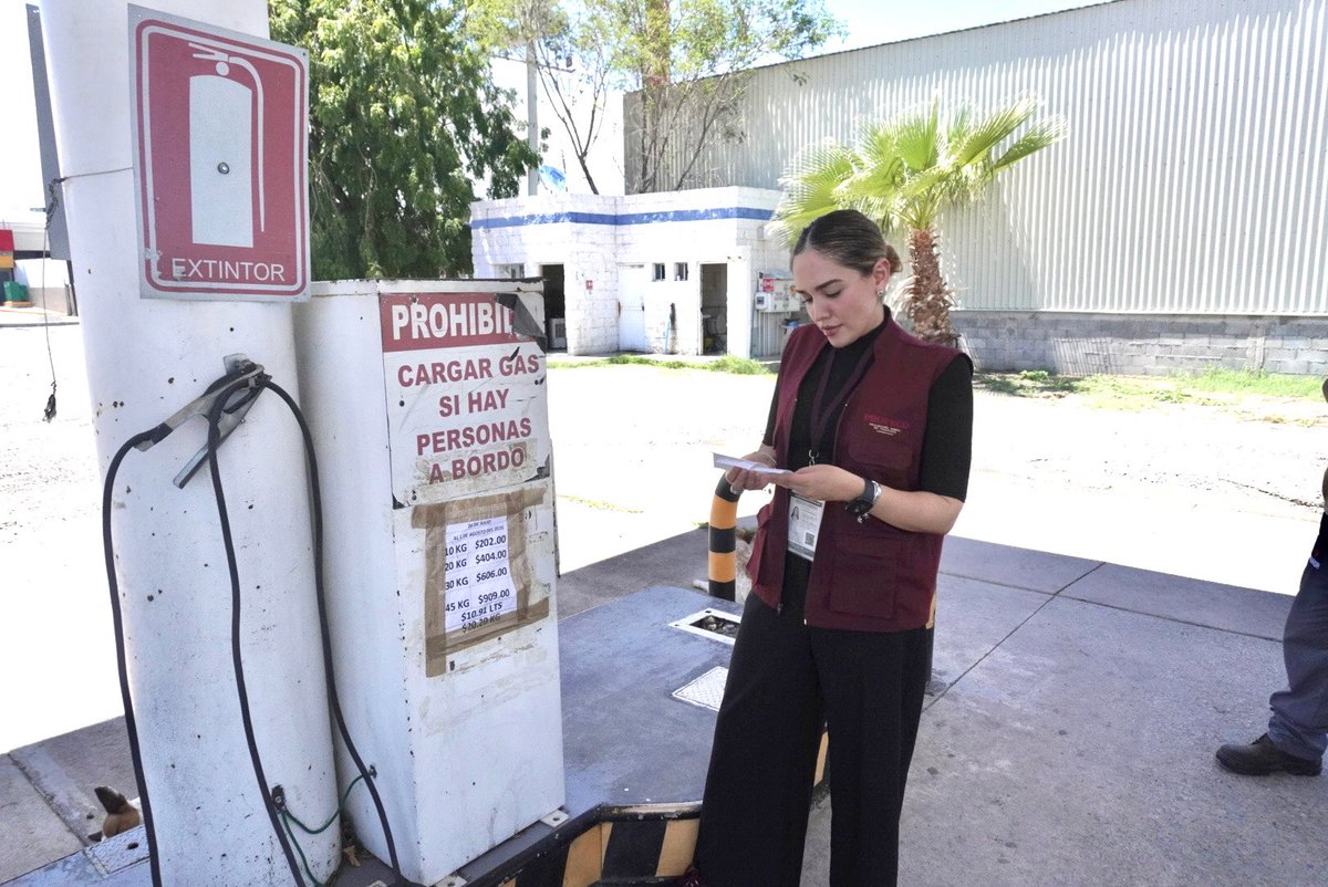 anaguizarv's tweet photo. ⛽️ En territorio es donde se demuestra nuestro compromiso.

Recorremos estaciones de gas LP para supervisar que se respeten los precios y proteger la economía de las familias sonorenses. 

Porque cuidar tu bolsillo también significa estar donde más importa: cerca de la gente. https://t.co/VnaPnxFnwY