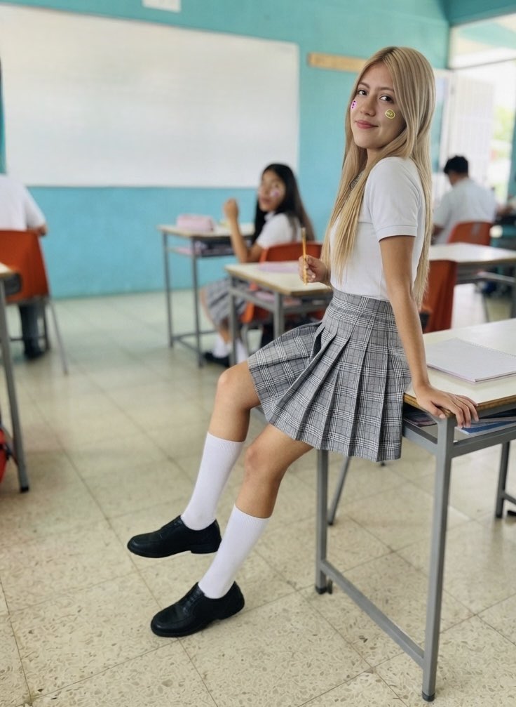 GraceHopex's tweet photo. Hora libre ❤️🫢🤭

#Colegio #Alumnas #EnClase #AmigasDelCole #EstiloEscolar https://t.co/iF5wmaKqWC