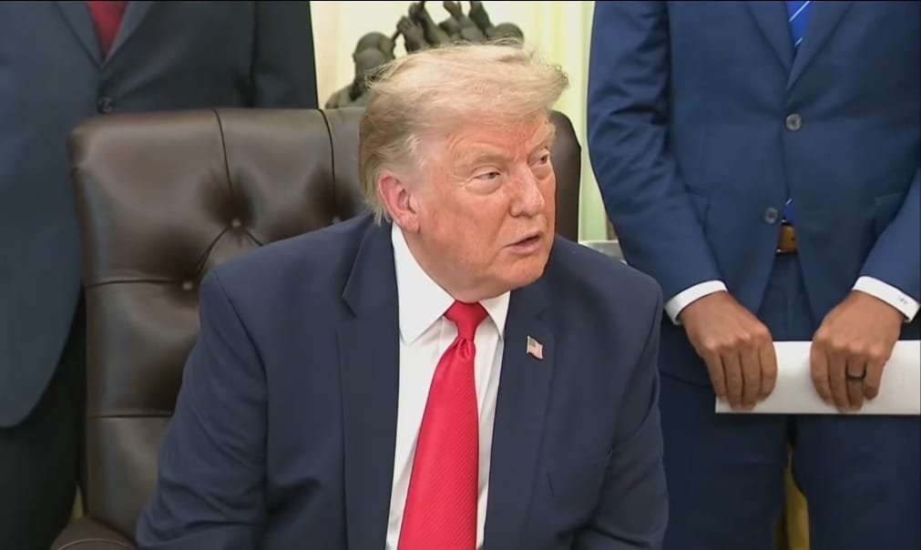 maibortpetit's tweet photo. 🚨 Trump advierte que responderá con fuerza tras el fallido ataque iraní
El presidente Donald Trump aseguró que Irán intentó lanzar un ataque sorpresa contra las fuerzas estadounidenses, pero afirmó que los cinco cohetes fueron interceptados antes de alcanzar sus objetivos.

Trump añadió que, tras el intento fallido, Estados Unidos prepara una contundente respuesta militar: "Ahora es nuestro turno. Vamos a golpearlos muy fuerte"