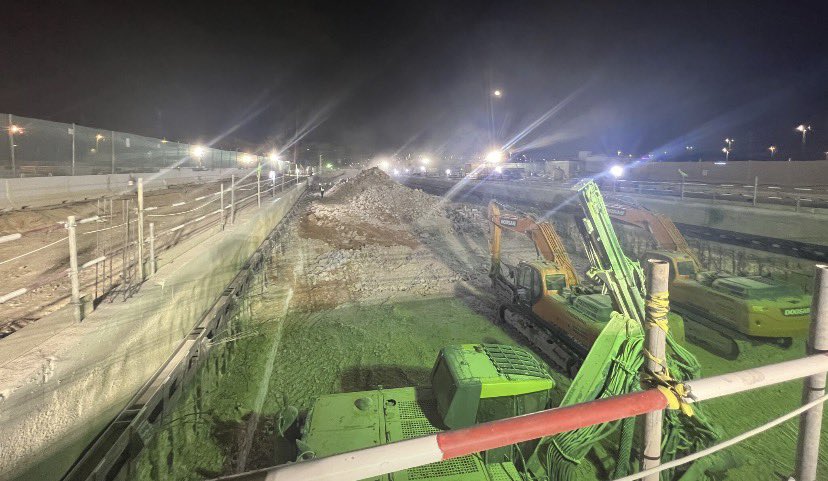 nlrss_'s tweet photo. بداية أعمال توسعة #قطار_الرياض 🔥

تجهيز موقع إطلاق ماكينة حفر الأنفاق (TBM)، وحفر أجهزة قياس الميل، تمهيدًا لبدء الحفر على عمق 25 متر باتجاه محطة #الدرعية 🚇 https://t.co/6U4liu1LFs