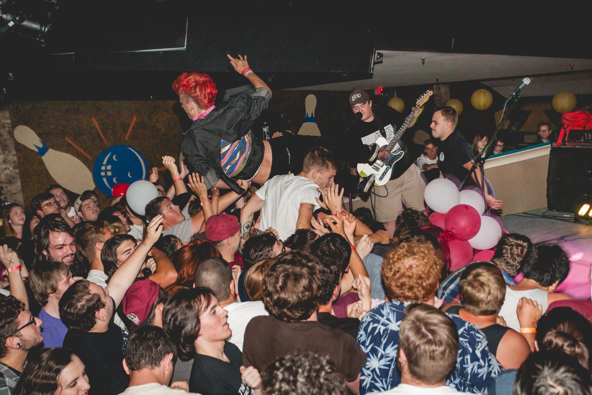 AltPress's tweet photo. Read an excerpt from @andrewdsacher’s upcoming book, Emo Revival: Community, DIY, and Rebirth in Post-Hardcore and Emo (2008-2018), capturing the rise of Modern Baseball, the Hotelier, Foxing, and more https://t.co/Aa2HzTxVoD

📷 by Dan Bassini https://t.co/ezjEgt3MkP