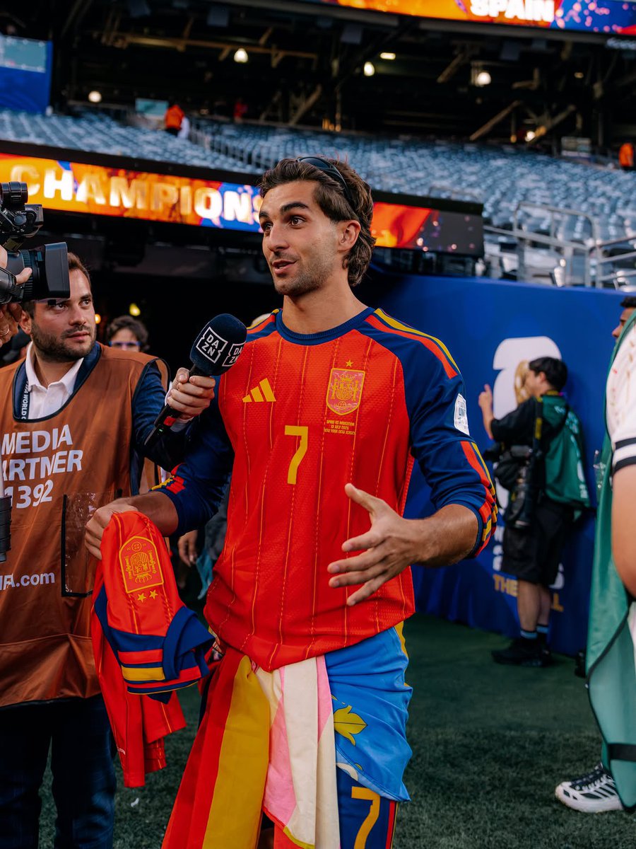 torresletters's tweet photo. ferran Torres, you are world champion ⭐️❤️‍🩹 https://t.co/49cbKniTpf