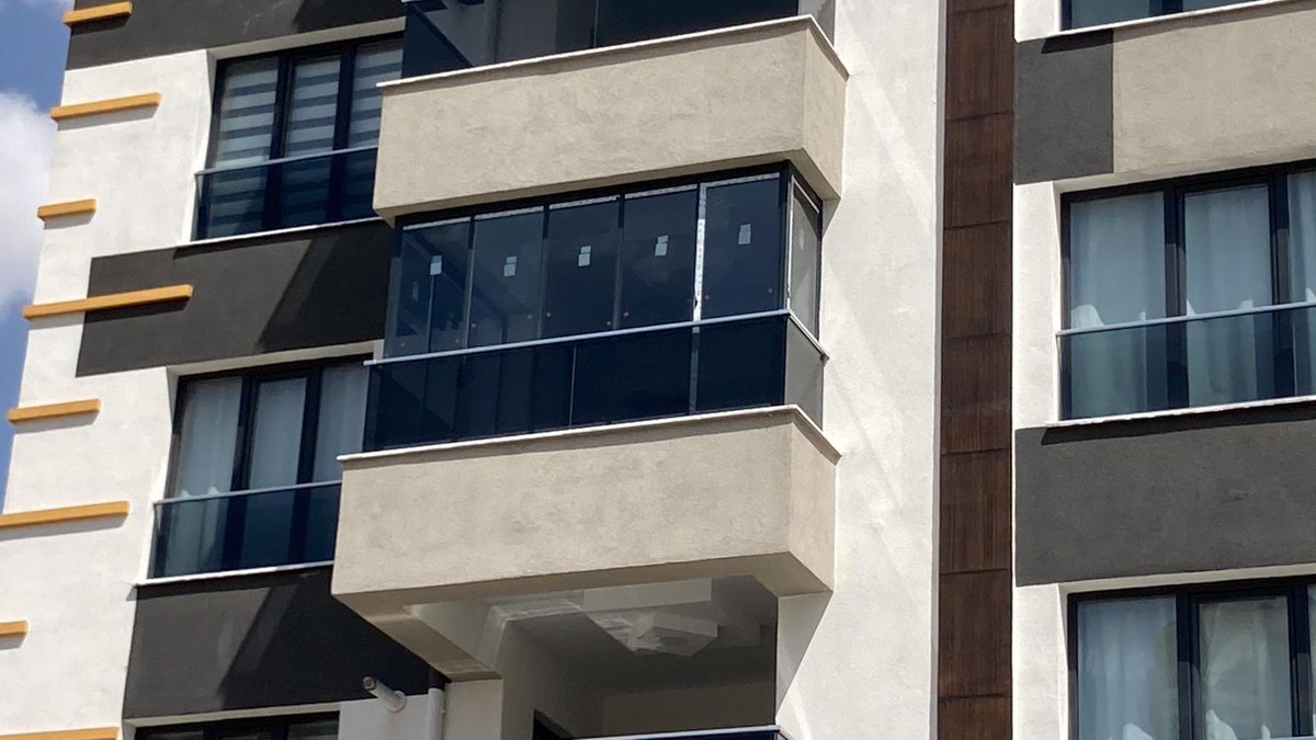 Ataaksencom's tweet photo. 🚨 Apartmanlarda cam balkon yaptıracaklar dikkat!

Cam balkon uygulamalarında önemli değişiklikler geliyor.

🔹 İzinsiz yaptırılan cam balkonlar, komşuların başvurusu üzerine söktürülebilecek.

🔹 Cam balkon yaptırabilmek için kat maliklerinin en az %80’inin yazılı onayı gerekecek.

🔹 İzinsiz yapılan uygulamalarda oluşacak söküm, yargılama ve diğer masraflar, cam balkonu yaptıran daire sahibine ait olacak.