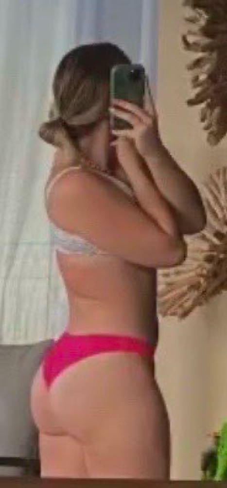 IRLbopLuver's tweet photo. McKenna O’Donnell is the much thicker twin, so naturally she shows off much more too https://t.co/afN3BDNtt8