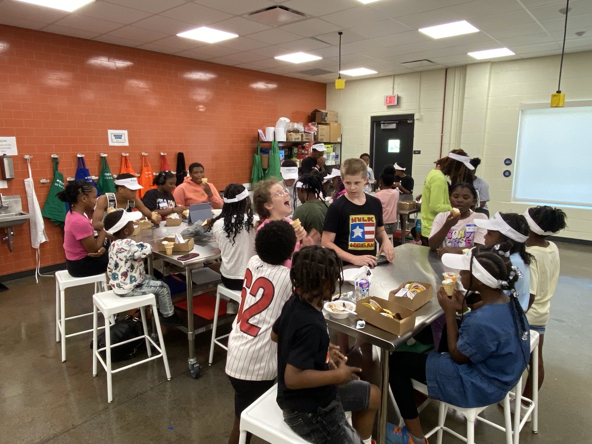 FirstTeeCLE's tweet photo. We had a great afternoon hosting kids and staff from the City of Cleveland's Parks and Recreation summer program. In addition to enjoying golf activities, the group was treated to ice cream--served by Coach Michael &amp; Coach Veronica!
@CityofCleveland #BuildingGameChangers https://t.co/v8c1UUBA3z